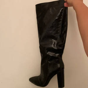 klackar - Dem är storlek 39 men är små i storlek så skulle säga dem passar 38 och ej 39!!! Aldrig använda säljs pga för små