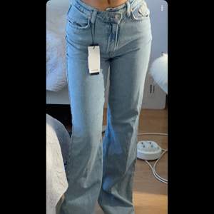 Säljer dessa superfina nya jeans, aldrig använda med prislapp kvar i storlek 32/34. Säljer då dem inte är min stil. Nypris va 359 och säljer för 250kr ink frakt 