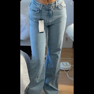 Jeans - Säljer dessa superfina nya jeans, aldrig använda med prislapp kvar i storlek 32/34. Säljer då dem inte är min stil. Nypris va 359 och säljer för 250kr ink frakt 