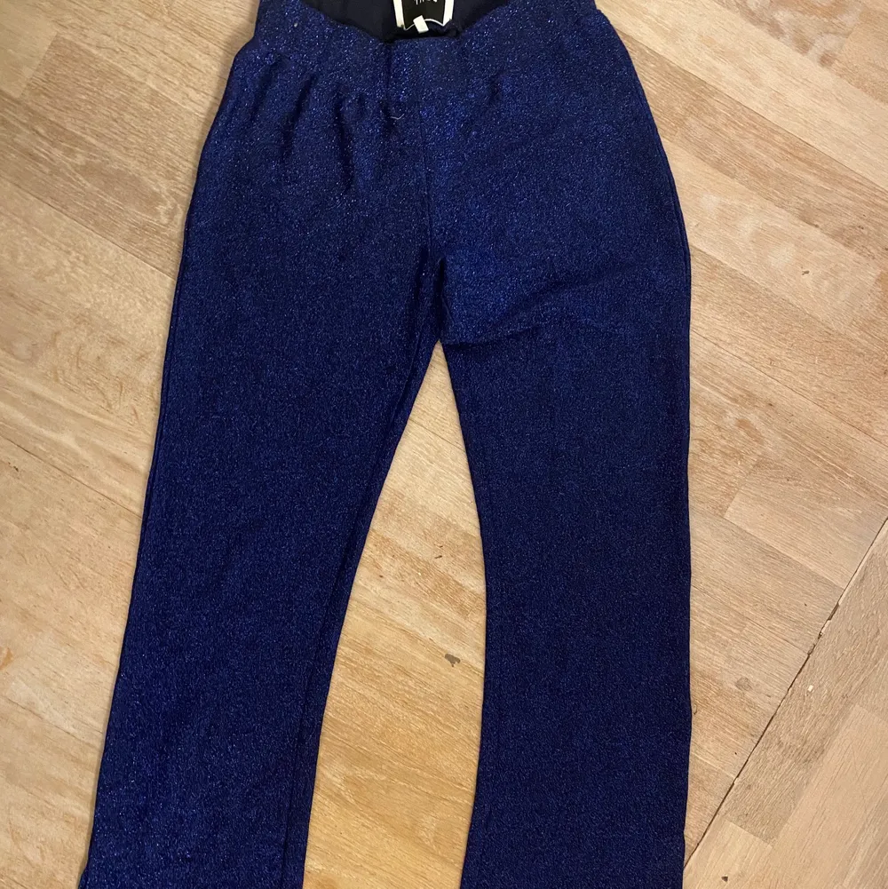 Ett par snygga byxor från JUST som är svarta med blått glitter dem är inte sticksiga utan så sköna!! Snygga att både ha till fest men även bara att chilla i💜. Jeans & Byxor.