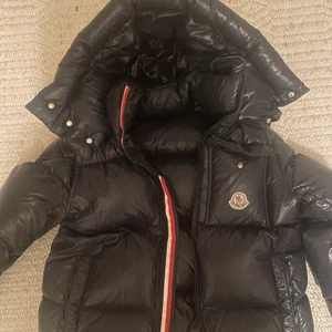 Moncler Jacka Dam storlek Small - Marinblå moncler jacka med avtagbar luva. Storlek Small. Köpt för cirka 3 år sen! Nypris cirka 8000.  I superbra skick! Skicka meddelande för fler bilder. 