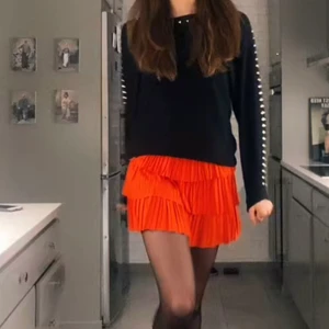 Volangkjol! - Intressekoll på denna zarakjolen som inte längre finns att köpa.💕Så snygg nu till julen och man kan även ha den som en topp som man ser på andra bilden. Den är i storlek S men passar nog de flesta! Inte min bild men ser exakt likadan ut.