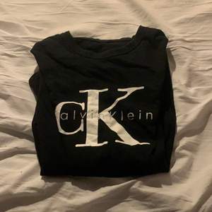 En ganska ny Calvin Klein t-shirt kostar 399kr ny men jag säljer den för 80kr skick 7/10 har haft den i Ksk 1 år men aldrig använd typ Ksk 4 gånger använd för killar och tjejer