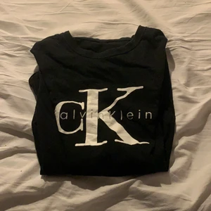 Calvin Klein t-shirt  - En ganska ny Calvin Klein t-shirt kostar 399kr ny men jag säljer den för 80kr skick 7/10 har haft den i Ksk 1 år men aldrig använd typ Ksk 4 gånger använd för killar och tjejer