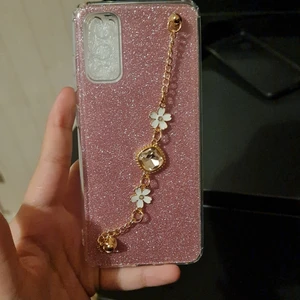 Pink samsung 20 skal  - Den är rosa och den är helt ny, den passar inte min mobil, vill sälja den så snart som möjligt 