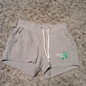 Gråa mjukisshorts med trycket "Summer feeling - Ett par gråa mjukisshorts, använd en eller två gånger. Storlek S, kommer ifrån bonprix. Frakt ingår inte i priset.