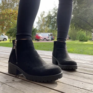 Svarta skor med klack - Ett par svarta skor från märket Graceland i storlek 37. De är användna en gång och är därmed i väldigt bra skick.💫