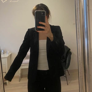 Svart kostymjacka  - Stretchig svart kostymjacka från Stockh LM, så himla fin! ❤️Storlek 34 