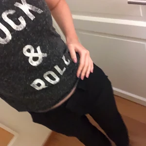 Zadig t-shirt - T-shirt från Zadig. Passar snyggt till linnebyxor, kostymbyxor, jeans, kofta osv. Superbra skick. Storleken är XS/S. Köparen står för frakten som tillkommer💕