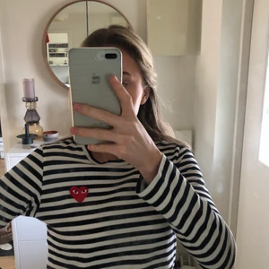 Comme des garcons tröja - 🦋Super fin tröja från Comme des Garcon i mycket bra skick. Tröjan är sparsamt använd och det går inte att hitta något tecken på användning, den är som ny helt enkelt❣️Tröjan är i storlek M men passar mig som är en XS/S⭐️ bara att skriva om ni har någon fråga 🙋🏽‍♀️  (köparen står för frakten)