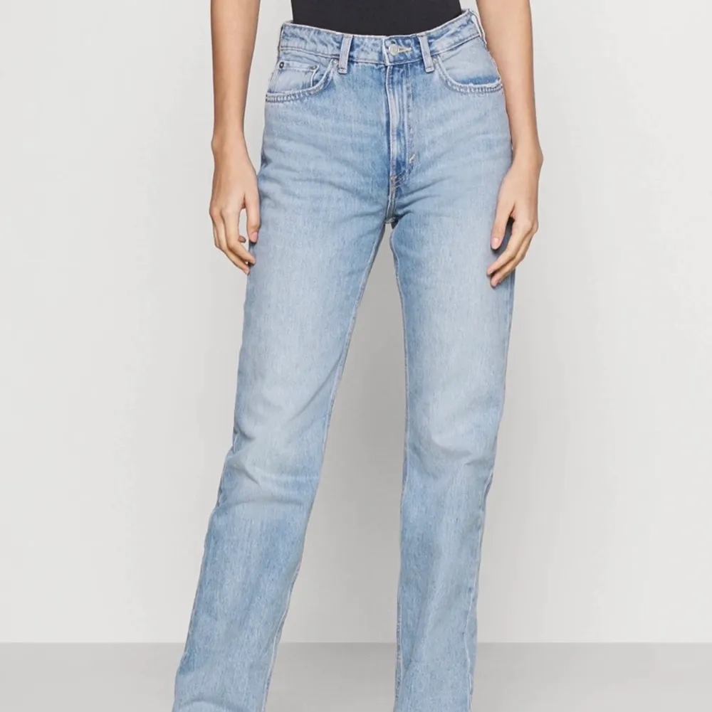 Säljer riktigt snygga voyage jeans från Weekday pga fel storlek!! Sparsamt använda i mycket fint skick.  Fin passform i storlek 26/30! Perfekt längd för mig som 169cm men passar även snyggt för både kortare och längre då de är lite långa!! Hör av er om ni vill ha mått!  Köpta för 500kr och säljer från 200 eller köp nu 250kr + frakt! :) . Jeans & Byxor.