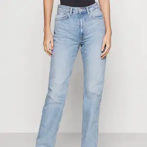 Säljer riktigt snygga voyage jeans från Weekday pga fel storlek!! Sparsamt använda i mycket fint skick.  Fin passform i storlek 26/30! Perfekt längd för mig som 169cm men passar även snyggt för både kortare och längre då de är lite långa!! Hör av er om ni vill ha mått!  Köpta för 500kr och säljer från 200 eller köp nu 250kr + frakt! :) 
