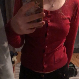 Lindex kofta - Röd kofta med knappar från Lindex💞🌟 storlek xs