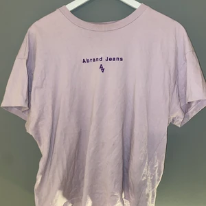 T-shirt  - Lila oversizes t-shirt💜💜💜 Använd ett fåtal gånger. Storlek S. 50kr plus frakt.