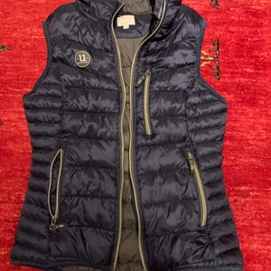 Uhip väst, marinblå, strl 34 - Säljer en marinblå Uhip väst som endast använts  ett fåtal gånger, så den är som ny!  Strl 34