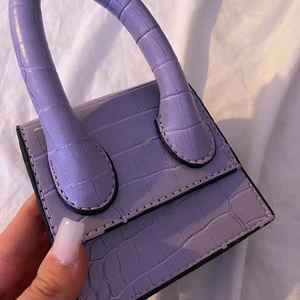 Lilla väska - Super fin väska som man kan använda på två sätt bådde som Axel och midje väska köpte den i Turkiet för 180 kr då jag inte använder den💜