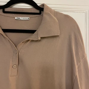 Tröja från zara - Trendig beige/brun tröja från zara som tyvärr inte kommer till användning. Sista bilden ger en mer rättvis färg. Frakt tillkommer 
