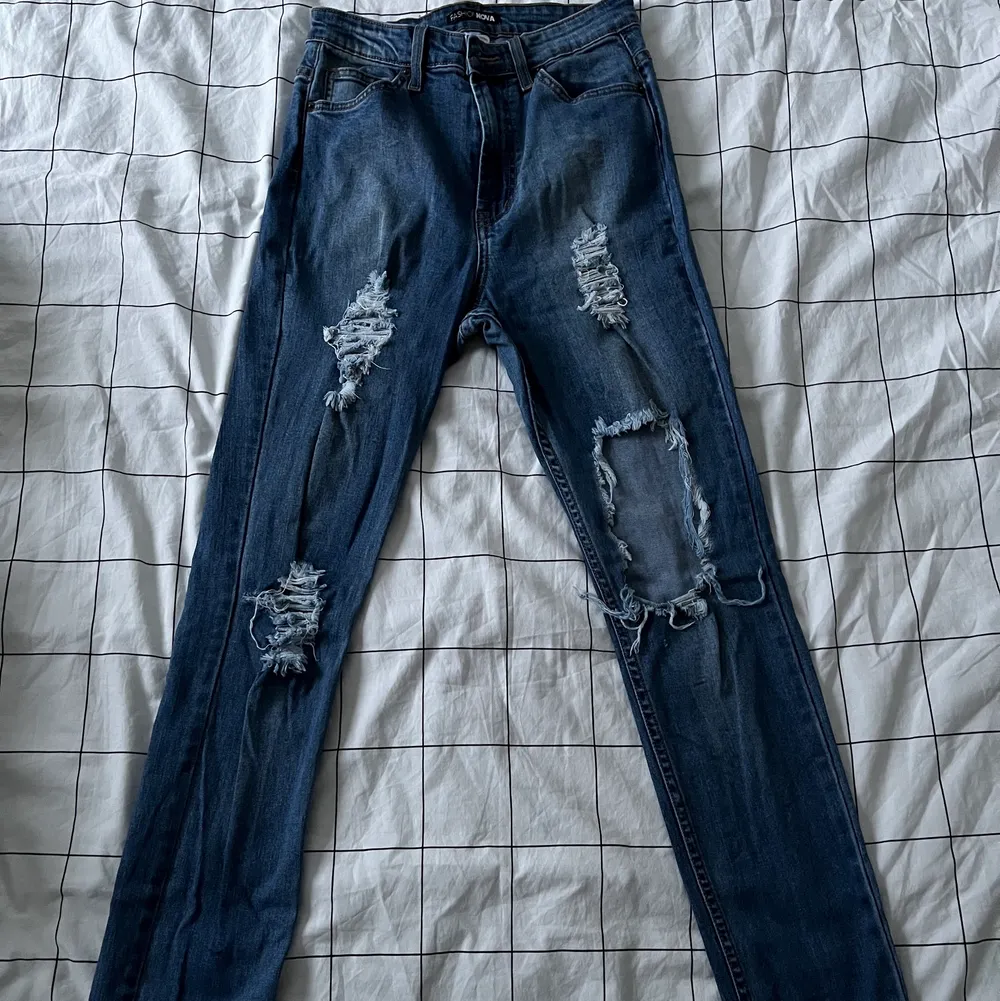 Jeans från Fashion Nova i storlek 7 . Jeans & Byxor.