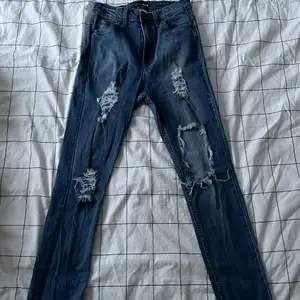 Jeans från Fashion Nova i storlek 7 