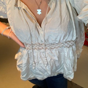 Odd Molly topp - En jättesöt Odd Molly topp/blus som tyvärr inte kommer till någon användning längre. Bra skick! Köparen står för frakt💖