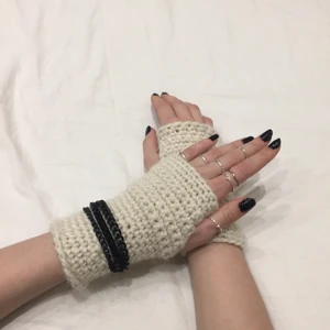 Handledsvärmare - Gratis frakt :) Vita mysiga handledsvärmare ja virkat själv💋 lite stretchiga så passar små o mellanstora händer. Jättelätta att matcha till outfits🤍 går att ha på två olika sätt som på bilderna !!!skriv privat om du vill beställa i andra färger o storlekar!!!