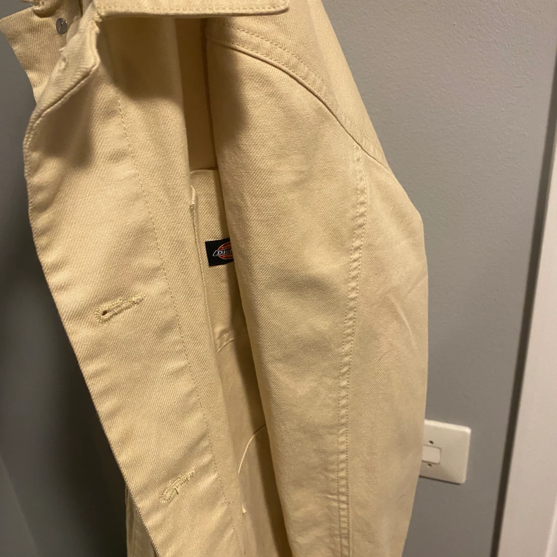 Stilren jeansjacka från märket ”Dickies” i storlek XS-small. Kan mötas upp i Linköping annars står köparen för frakten.  - 90