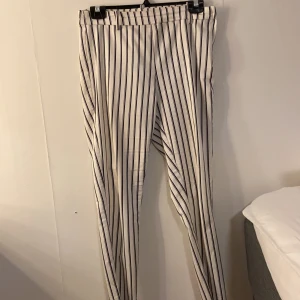 Slacks/kostymbyxor, Strl 38 - Randiga slacks från H&M. Samma passform som andra slacks/kostymbyxor.