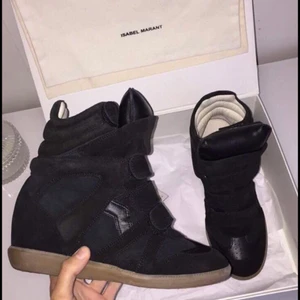 Isabel Marant skor - Säljer svarta Isabel Marant sneackers i den höga modellen. Använd ca 3-4 gånger så ser helt nya ut! Nypris är ca 4500. Tar bud🤩 (lånade bilder)