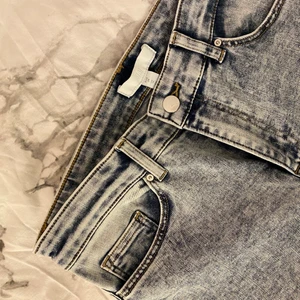 Helt nya jeans från H&m  - Helt nya oanvända jeans med lappen kvar. Nypris var 199. Passar en som har mindre än storlek 38 också, beroende på hur man vill att dom ska sitta<3