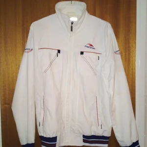 Maraton Vindjacka  - Ny/oanvänd fin Maraton Vindjacks  i skönt material. Jackan har 2 fickor på bröstet. . Säljes pga den aldrig kom till användning, endast provad. Dock väldigt snygg! Passar bäst till sommar & höst men kan användas året om. Fler bilder kan skickas vid intresse.                                                               Köptes för 649:-                                                        STORLEK M        
