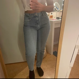 Mom jeans  - Säljer ett par Mom jeans från bubbelroom i märket pieces som aldrig är använda i storlek S.
