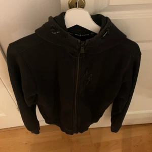 Sail racing hoodie - Sail Racing zip hoodie köpt från NK Göteborg, nypris 1600. Jag bjuder på frakten! 