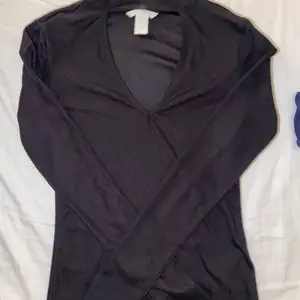 En urringad svart tröja I storleken XS/S. Säljer då den inte kommer till användning längre. Luftigt material.  Skriv vid frågor / bilder eller intresse🙏♻️
