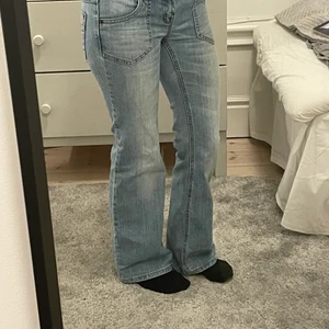 Low waist bootcut jeans - Säljer mina jätte fina blåa lågmidjade jeans då dom blivit försmå:( skit coola fickor🤩köpta second hand så vet tyvärr inte märket. 