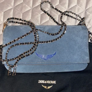 Zadig & Voltaire väska - Säljer min superfina Zadig väska i en blå färg som inte längre går att köpa! Använd max 3-4 gånger så i nyskick. Inga fläckar eller liknande varkens på väskan eller någon av kedjorna, alla stenar kvar på märket. Dustbag finns!
