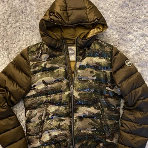 Colmar vinterjacka camoflage!!💚🤎  - Helt ny colmar jacka med paljetter i militärmönster! Köpt för 5000kr. Använd ca 3 ggr occ är i nyskick🤎 