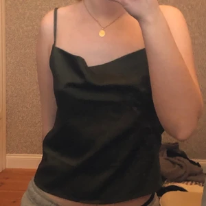 Satintopp från NakdxLinn Ahlborg  - En superfin partytopp i satin i en mörkgrön färg. Är i str 34 men är ganska stor för att vara en 34 men superfin med den öppna ryggen. Helt oanvänd bara testad😍