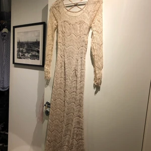 Balklänning i spets  - Balklänning (använd en gång) i spets och tight passform och öppen rygg 🥳