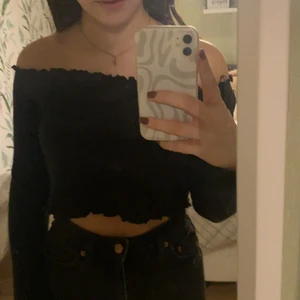 Topp - Säljer denna gulliga off shoulder topp från hm i stolek S🖤 