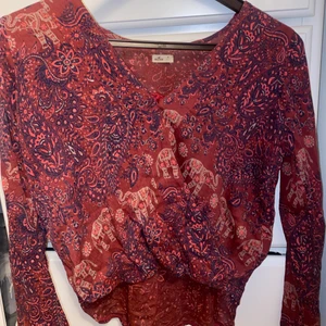 Blus/topp  - Långärmad blus från hollister, strl XS men passar även S, fint skick! 