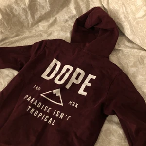 dope hoodie - säljer min dope hoodie då jag inte använder den längre!,den är i jättefint skick,den ser helt ny ut                       i storlek 34🥰🤩