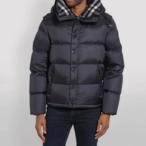 Burberry jacka - Söker en burberry jacka i S eller Xs i Stockholm. Har en lacoste jacka o ett par yeezy slides som jag kan byta med självklart lite pengar oxå!