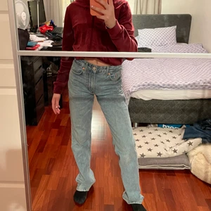 Mid waist jeans - Säljer nu mina fina mid-waist jeans från zara i storlek 34 men passar även mig som brukar ha 32! Jag är ca 158 och de är ganska långa på mig men funkar👍 använt de ca 2 gånger men inget som man ser. Säljer ett par för 250kr eller båda för 400kr💕 köparen står för frakt men kan även mötas upp