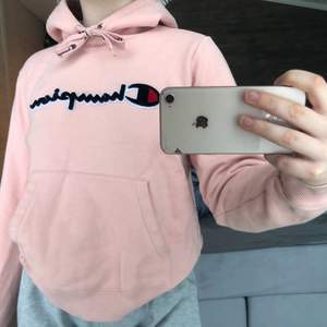 Rosa hoodie från Champion i stl S, 150kr💗