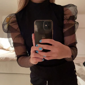 Festtopp - Jättefin festtopp från Nelly! Aldrig använt och köpt för 2 år sen. Tror den är i stl s! Säljer för 130kr men kan diskutera vid snabb affär💕