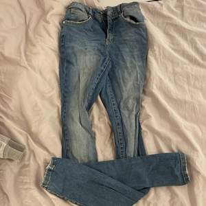Snygga ljusblåa jeans, använda ett fåtalgånger säljer pga att dom inte passar mig längre. Inga hål eller fläckar. Köparen står för frakten <3