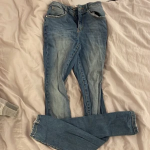 Jeans - Snygga ljusblåa jeans, använda ett fåtalgånger säljer pga att dom inte passar mig längre. Inga hål eller fläckar. Köparen står för frakten <3