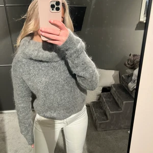 Stickad Acne tröja  - Säljer nu min jätte fina acne tröja som jag endast använt 1 gång.Den är alltså i nyskick! Inköpt från Acnes hemsida. Frakten tillkommer.❤️‍🩹 