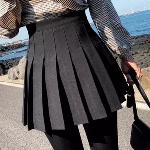 the og tennis skirt - dagen är kommen då jag tillslut säger hejdå till min ikoniska ~the one and only tennis kjol~ från american apparel. köpt 2014 och använd nästan varje dag i minst två år. jag har levt i denna kjol, så det syns vid ena ”höften” lite slitet där min skolväska varit. minus det är den så hel den kan vara, vilket också visar hur tålig den här kjolen är. växt ur den men har sparat den som sentimentalt minne, 100kr och den är din! 
