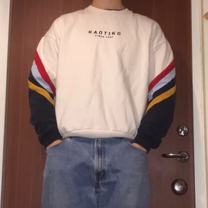 Sweatshirt - Fin tröja från Zalando. Den sitter tyvärr för liten på mig så jag är tvungen stt sälja den. Finns inget slitage eller tecken av användning, precis som ny helt enkelt.